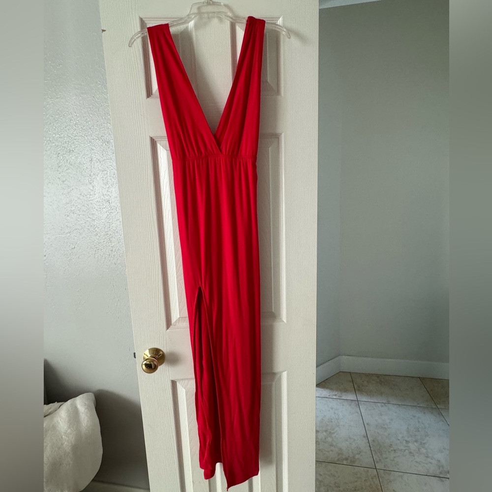 Red dress with side slip New. Brand Superdown